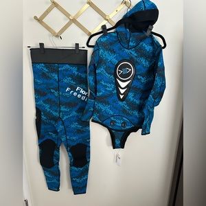 Brand new 2 piece 1.5 mm closed cell wet suit XS